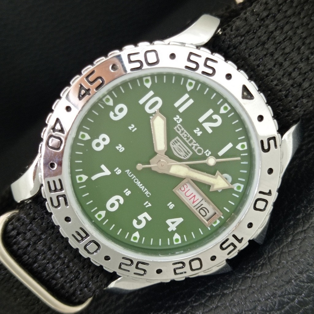 Vintage 1977 Seiko Diver Automatic Mens Silver Watch WDaydate  Green Accents